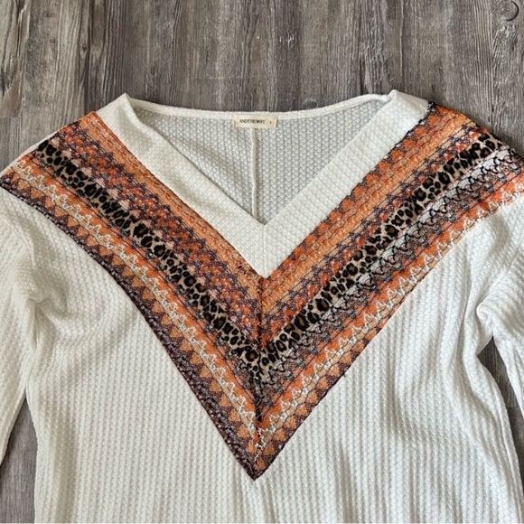 Flattering, perfect fitting light sweater - Picture 6 of 14